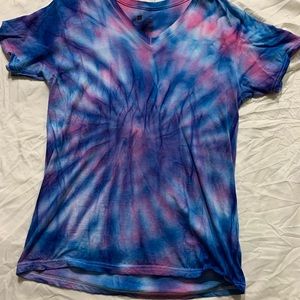 V-neck tie dye shirt, size M